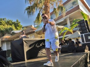 Sinan söyledi, eşi Burcu oynadı