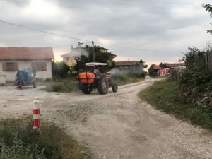 Muhtar köyü sineklere karşı ilaçlıyor