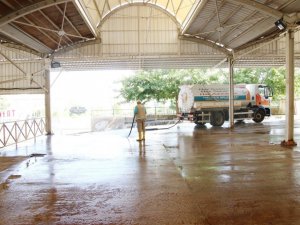 Kurbanlık hayvan kesim yerlerinde yoğun temizlik mesaisi