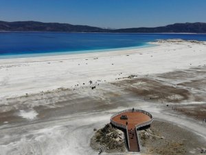 Salda Gölü bayram tatilinin gözdesi oldu