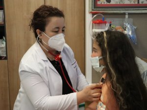 Doktorun tesadüfen muayene ettiği minik kız kör olmaktan kurtuldu