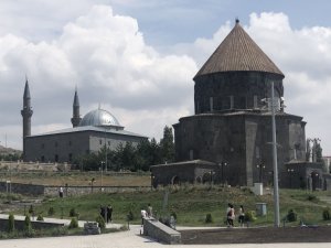 Kars’ta tarihi mekanlar ziyaretçi akınına uğruyor