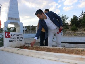 Kartal Belediye Başkanı Yüksel, Başbağlar’da şehit edilen 33 vatandaşın kabrini ziyaret etti