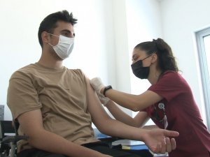 Covid-19 aşılaması bayramda da yoğun şekilde devam ediyor