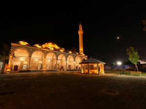 Diyarbakır’ın sembollerinden Kurşunlu Cami ışıklandırıldı