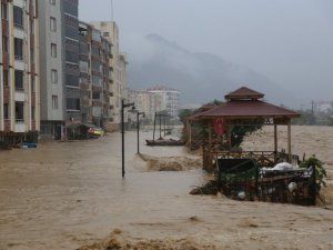 Sel sonrası göle dönen Artvin’in Arhavi ilçe merkezi havadan görüntülendi