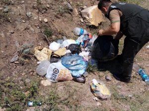 Duyarsız piknikçilerin çöplerini orman ekipleri topladı