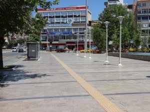 Efeler’de sıcak hava bunalttı, sokaklar boş kaldı