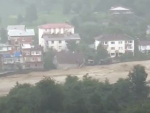 Artvin’in Arhavi ilçesinde dere kenarındaki ev sel sularına kapıldı