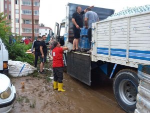 Rize’deki selzedelere destek olan Kızılay Artvin’e de uzman ekiplerini gönderdi