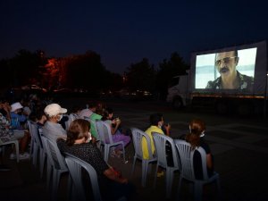 Başkan Gümrükçü, “Sinema Akşamları”nda vatandaşlarla buluştu