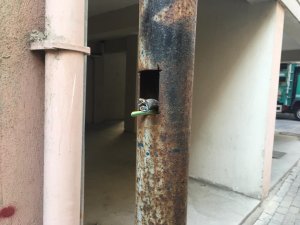 İnşaat şantiyelerinden kalan elektrik direkleri tehlike saçıyor