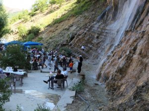 Sıcaktan bunalan vatandaşlar, efsaneye konu olan şelalede serinliyor