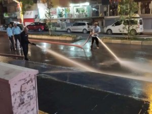 Belediye ekiplerinin gece mesaisi sürüyor