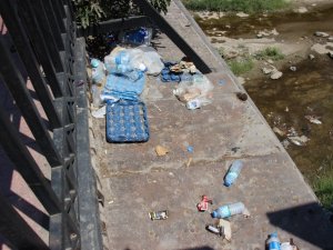 Çerçioğlu’nun “Gondollar yüzecek” dediği Tabakhane Deresi çöplüğe döndü