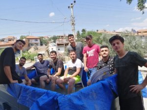 Gençlerin serinleme formülü görenleri gülümsetti