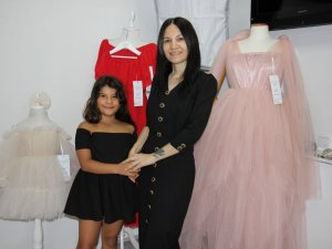 Kızı için diktiği elbise hayatını değiştirdi, şimdi dünyaya ihraç ediyor