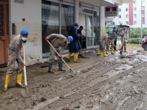 Arhavi’de yaşanan sel afetinin ardından temizlik çalışmaları devam ediyor