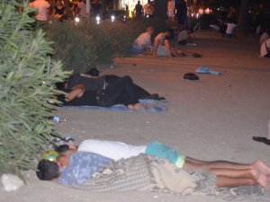 Kalacak yer bulamayınca sahilde konakladılar