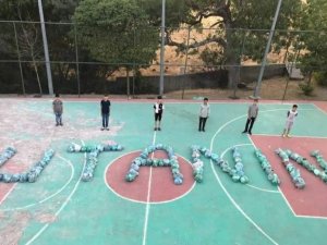 Çöpleri toplayıp, parka ’Utanın’ yazdılar