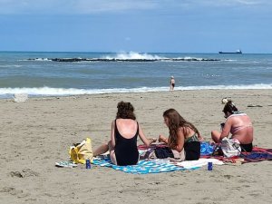 Karasu’da denize girme yasağı kalktı, vatandaşlar sahile akın etti