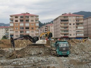 Arhavi ilçe merkezinin tekrar göle dönmemesi için Kapisre Deresi’nde tahkimat çalışması yapılıyor