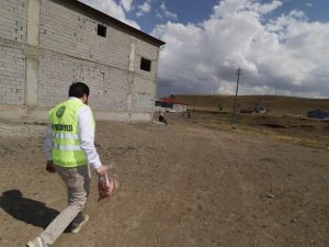 Başkan Sayan, kapı kapı dolaşarak kurban eti dağıttı