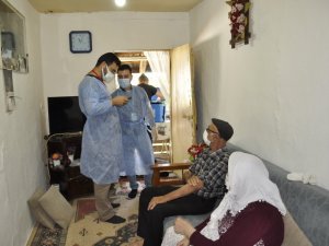 Hastaneye gitmekte güçlük çeken vatandaş evlerinde aşılanıyor