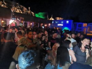 Kuşadası’nda eğlence mekanları doldu taştı