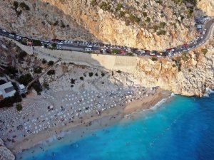 Turkuaz renkli denizi, altın sarısı kumu ile tatilin gözdesi oldu