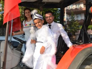 Çiftçi ailenin sünnet düğününde otomobiller yerlerini traktöre bıraktı