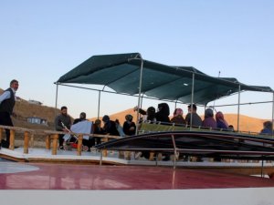 Sulama amaçlı yapılan gölde ‘Diriliş’ adlı tekne, ilçe nüfusunun 15 katı turist ağırladı