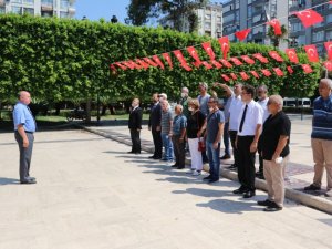 Gazeteciler basın anıtına çelenk bıraktı