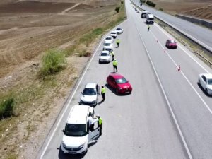 Bayram sonrası trafikte oluşan yoğunluk havadan görüntülendi