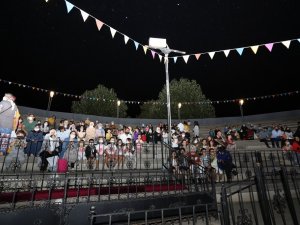 "Oz Ülkesi" tiyatro gösterisi çocukları kahkahaya boğdu