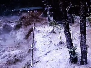 Rize’de 22 Temmuz günü yaşanan sel anı güvenlik kameralarına yansıdı