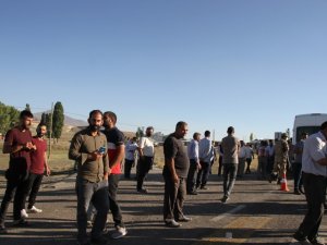 Bulanık’ta meydana gelen kazada 1 çocuk yaralandı, köylüler yol kapatma eylemi yaptı