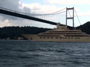 Dünyanın en büyük süper yatlarından ’Dilbar’ İstanbul Boğazı’ndan geçti