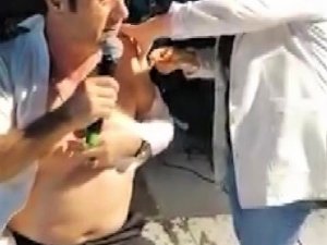 Ünlü sanatçı sahnede korona virüs aşısı oldu