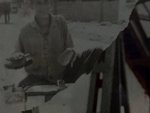 Ünlü oyuncunun ayakkabı boyacılığı yaparken çektirdiği fotoğraf ortaya çıktı