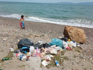 Duyarsız vatandaşlar Mudanya sahillerini çöplüğe çevirdi
