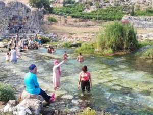 Antik kentteki buz gibi doğal havuzlarda tarihe kulaç atıyorlar
