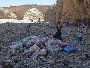 Tarihi cendere köprüsü çöpten geçilmiyor