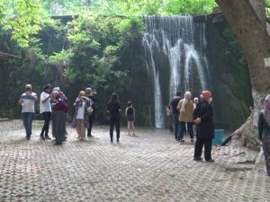 500 yıllık Zeyve Pazarı sıcaktan bunalanların gözde mekanı oldu