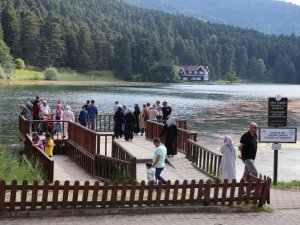 Gölcük Tabiat Parkı’nda tatilci yoğunluğu