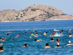 Van Gölü için kulaç attılar