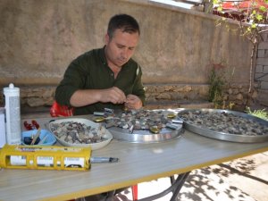 Nehir ve derelerden topladığı renkli taşları sanata dönüştürüyor