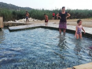 Ününü duyan şifa için bu havuza koşuyor, 1 dakika kalıp kendini dışarı atıyor