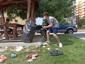 Büyükleri kirletti, Eymen toplayarak örnek oldu