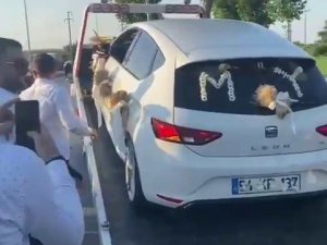 Düğün salonuna çekicinin üzerinde gittiler